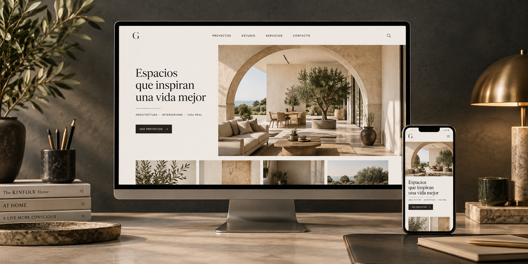 Diseño web profesional mostrado en ordenador y móvil en un estudio de interiorismo